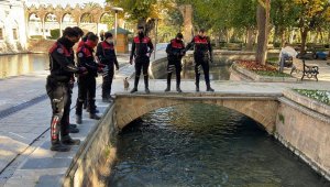 Balıklıgöl'deki balıkları polisler besledi