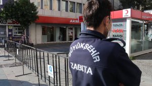 Bankların şeritlerle kapatıldığı o caddeye giriş 3 bin 500 kişiyle sınırlandırıldı
