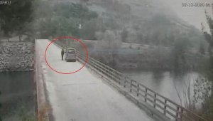 Baraj gölünde kaybolan kadının atlama anı kameraya yansıdı