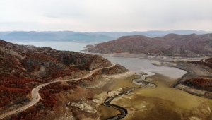 Barajda su seviyesi düştü, kayalık ortaya çıktı