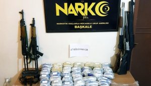 Başkale'de 47 kilo 944 gram afyon sakızı ile 2 adet AK-47 Kalaşnikof marka silah ele geçirildi