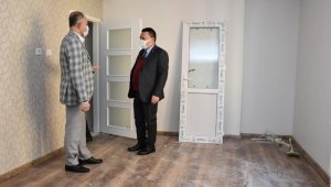 Başkan Beyoğlu, küle dönen evi kendi imkanlarıyla yenileyerek mağdur aileye teslim etti