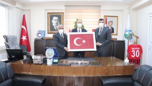 Başkan Büyüksu'ya eğitime destek plaketi