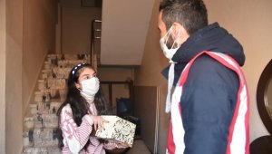 Başkan Hürriyet'ten özel çocuklara pasta sürprizi