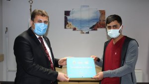 Başkan Yaşar, sağlık çalışanlarını ziyaret ederek tatlı ikram etti