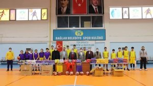 Basketbol takımlarına malzeme desteği