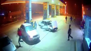 Benzinlikte araba yangını korkuttu...O anlar kamerada