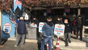 Beylikdüzü'nde kısıtlama öncesi vatandaşlar balık tezgahına akın etti