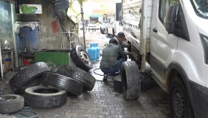 Bingöl'de oto lastikçilerin kış lastiği yoğunluğu