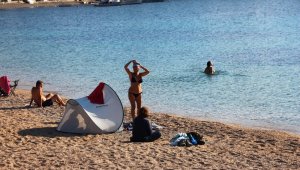 Bodrum'da bitmeyen yaz; çadırını, masasını, sandalyesini alan sahile koştu