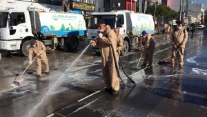 Boş kalan caddeler yıkanarak dezenfekte edildi