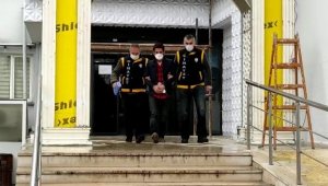 Bursa'da apartman girişinde kadın cesedi...Bir kişi gözaltına alındı