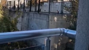 Bursa'da çocuklar kısıtlamada polisi görünce böyle saklandı