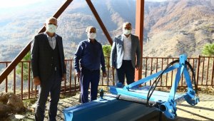 Büyükşehir'den mahallelere tesviye küreği desteği