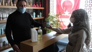 Cefakar anne oğlunun ameliyat parasını kumbara ile toplamaya çalışıyor