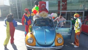 Çocuklar kısıtlamada palyaçolarla eğlendi