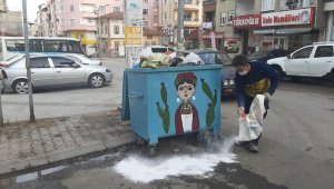 Çöp konteynerleri virüs tehlikesine karşı ilaçlanıyor