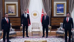 Cumhurbaşkanı Erdoğan, milli yüzücü Emre Sakçı'yı kabul etti