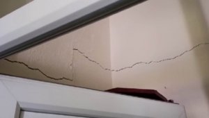 Deprem sonrası oluşan çatlaklıklar tedirgin etti