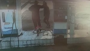 Depremin merkez üssünde panik anları güvenlik kameralarına yansıdı
