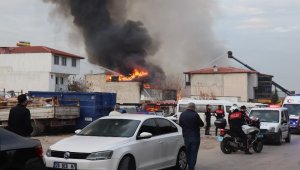 Deterjan fabrikasında çıkan yangın çevredeki binalara sıçradı