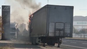 Deterjan yüklü tırın dorsesi alev alev yandı