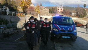 Divanın altından çıkan azılı hırsız tutuklandı