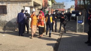 Diyarbakır'da kısıtlama saatinde taşlı sopalı ev bastılar: 20 yaralı