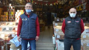Dükkânlarını açan esnafın boş bekleyişi