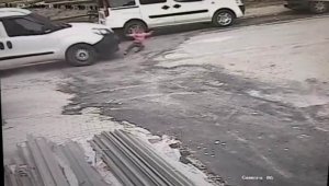 Ehliyetsiz sürücü 3 yaşındaki çocuğa çarpıp kaçtı