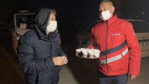 Eksi 5 derecede denetleme yapan polise sıcak çay