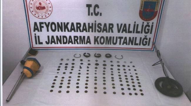 Elindeki tarihi eserleri satmak isterken yakalandı
