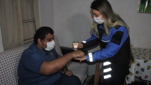 Engelli gencin polis sevgisi, ilacını polisin elinden içiyor