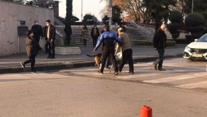 Engelli vatandaşa polisten yardım eli