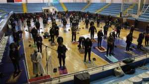 Erzurum'da cuma namazı spor salonlarında kılındı