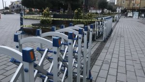 Esenyurt Meydanı'ndaki banklara yeniden oturma kısıtlaması