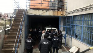 Esenyurt'ta şüpheliyi kovalayan polis, iş yerinin duvarına çarptı