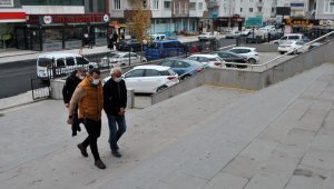 Eşini 5 yerinden bıçakladı