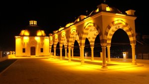 Finike Eroğlu Nuri Cami, amber rengi ile aydınlatıldı