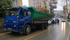 Freni boşalan kamyon, park halindeki 6 aracı biçti