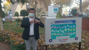 Gölbaşı ilçesinin belirli bölgelerine işaret dili tabelası yerleştirdi