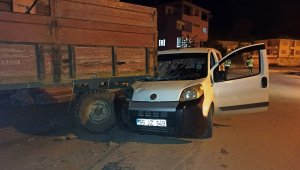 Hafif ticari araç park halindeki traktör römorkuna çarptı: 1 yaralı