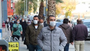 Hafta sonu uygulanacak olan sokağa çıkma kısıtlamasına saatler kala vatandaşlar kent merkezine akın etti