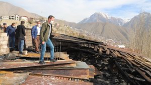 Hakkari'de evlerinin çatısı yanan aileye valilikten destek