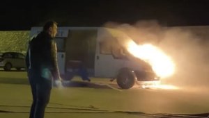 Hatay'da park halindeki minibüs alev alev yandı