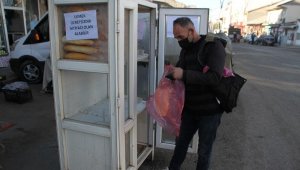 Hayırsever esnaftan bedava ekmek dağıtımı