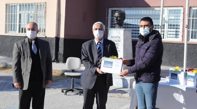 Hayırseverden 25 öğrenciye tablet bilgisayar desteği