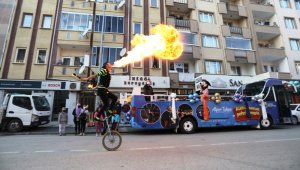 İnegöl'de sokak kısıtlamasını sanat otobüsü renklendiriyor
