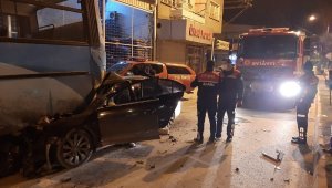 İşçi servisine arkadan çarpan otomobil sürücüsü ağır yaralandı
