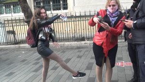 İstiklal'de ilginç anlar, maske cezası kesilen turist böyle dans etti